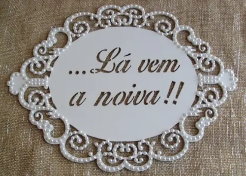 Placa LÁ VEM A NOIVA PÉROLAS