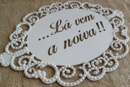 Placa LÁ VEM A NOIVA PÉROLAS