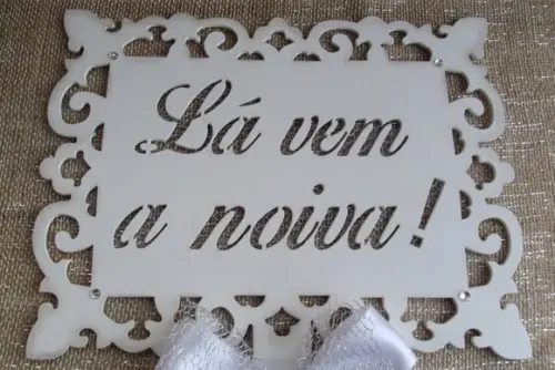 PLACA LÁ VEM A NOIVA