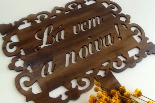 PLACA RÚSTICA LÁ VEM A NOIVA