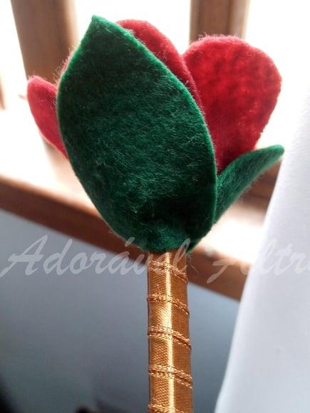 Caneta decorada com rosa em feltro