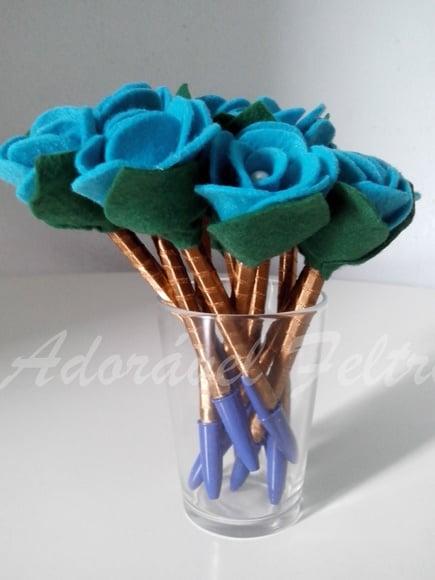 Caneta decorada com rosa em feltro