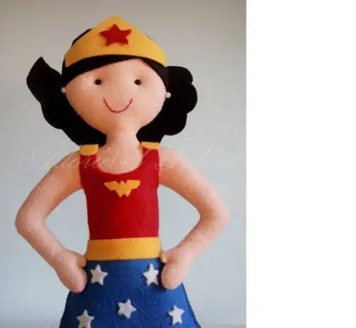 Boneca Mulher Maravilha em Feltro (30cm)