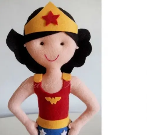 Boneca Mulher Maravilha em Feltro (30cm)