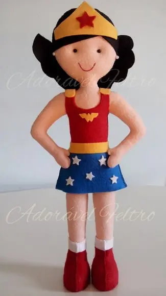 Boneca Mulher Maravilha em Feltro (30cm)