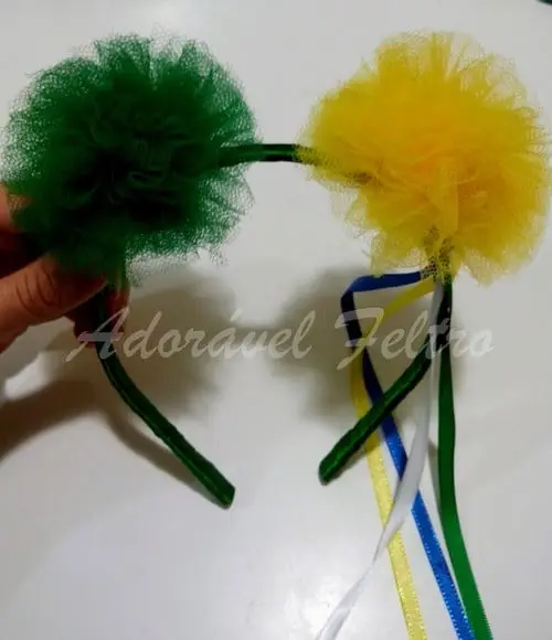 Kit 3 Tiaras Pom Pons e fitas Cores do Brasil