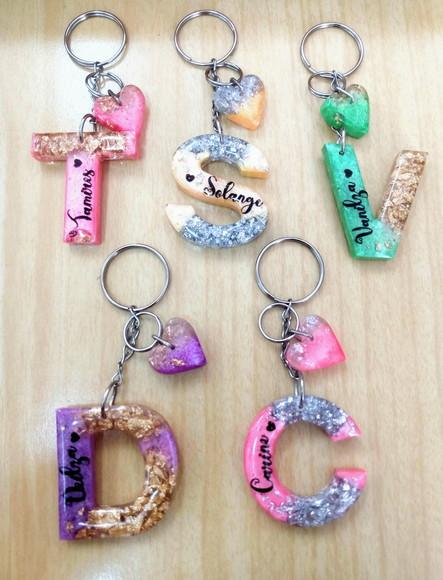 7 Chaveiros Letra Personalizada de Resina R$ 89,00