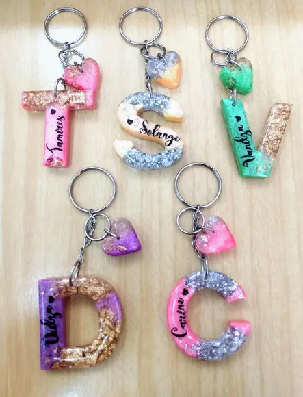 7 Chaveiros Letra Personalizada de Resina R$ 89,00
