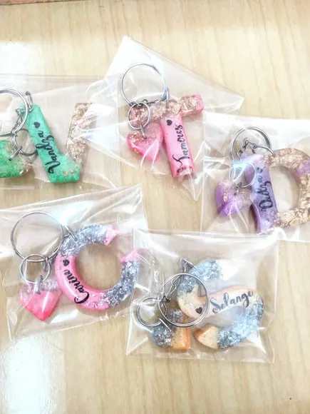 7 Chaveiros Letra Personalizada de Resina R$ 89,00