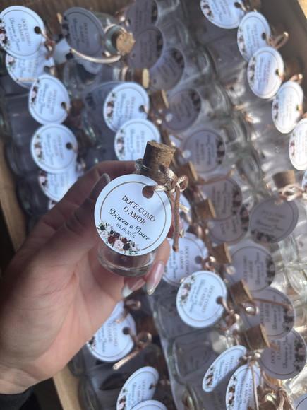 30 Garrafinhas de Vidro 20 ml - Doce Como o Amor