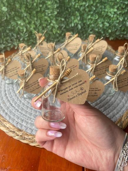 30 Garrafinhas de Vidro com Pega Mel - Doce Como o Amor
