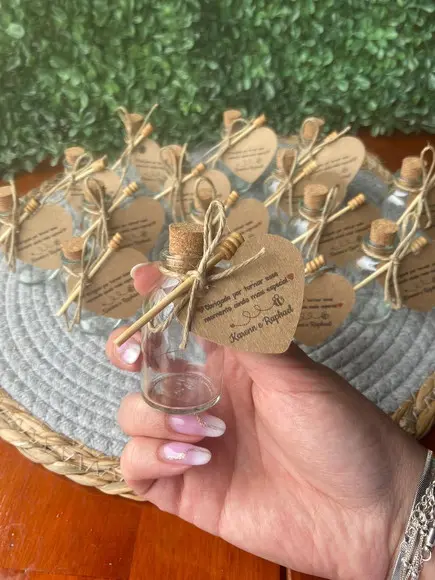 30 Garrafinhas de Vidro com Pega Mel - Doce Como o Amor
