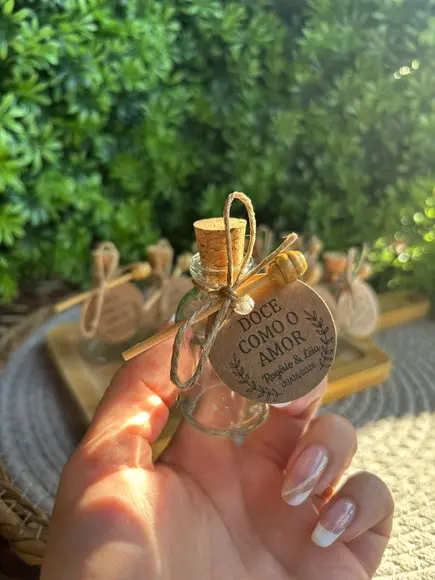 30 Garrafinhas de Vidro com Pega Mel- Doce Como o Amor