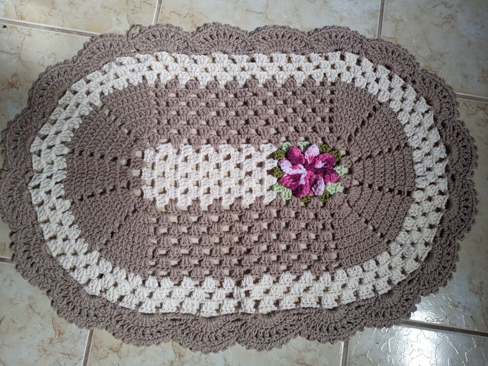 Tapete em crochê com flor