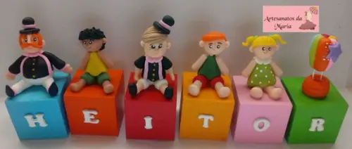 Topo de Bolo Cubos Bita de Biscuit