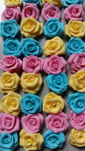 Aplique Rosas em Biscuit Modelado à Mão