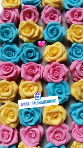 Aplique Rosas em Biscuit Modelado à Mão