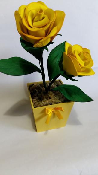 Centro de Mesa Rosas em E.V.A