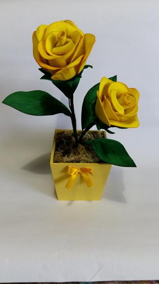 Centro de Mesa Rosas em E.V.A