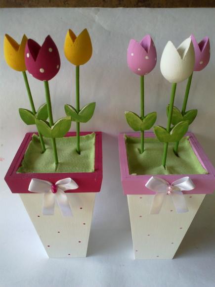 Vaso em mdf com Tulipas de mdf - Esgotado