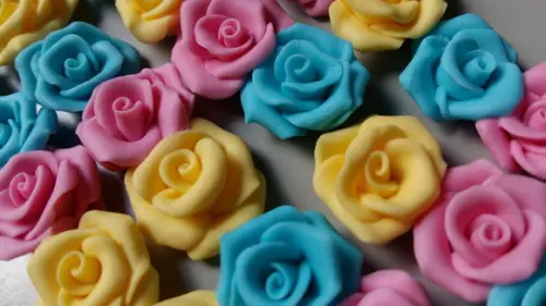 Aplique Rosas em Biscuit Modelado à Mão