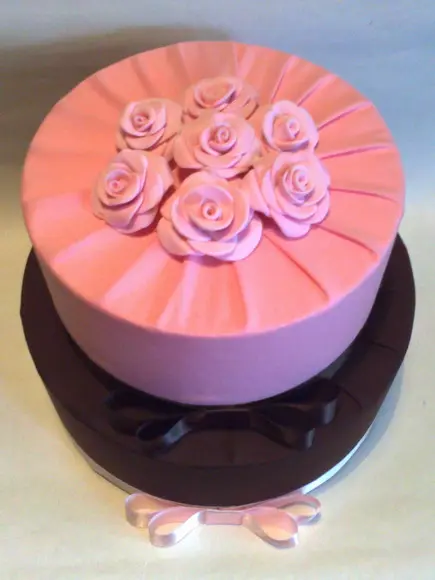 Bolo Fake Marrom e Rosa