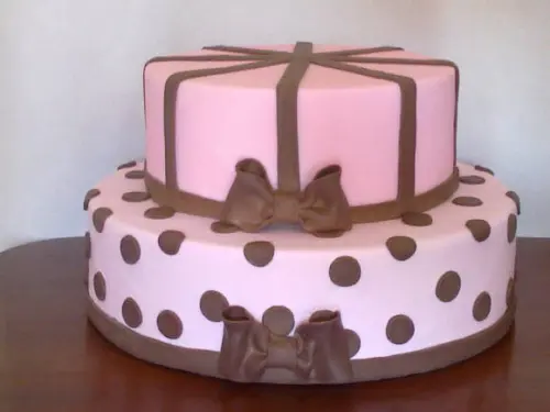 Bolo Fake Marrom e Rosa
