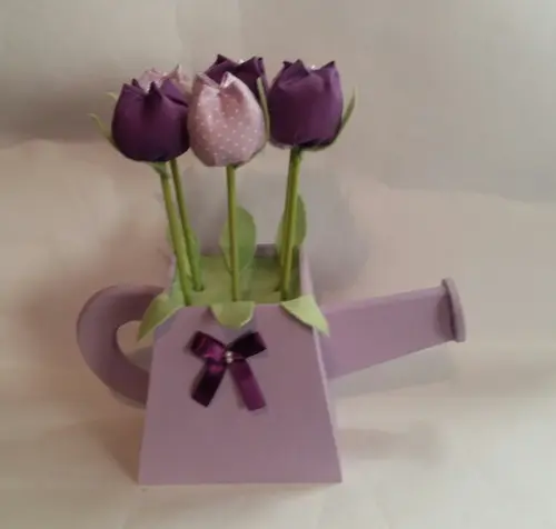 Centro de Mesa Regador com Tulipas