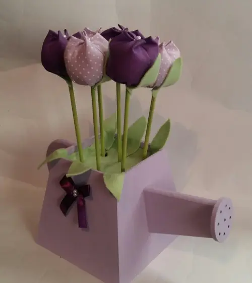 Centro de Mesa Regador com Tulipas