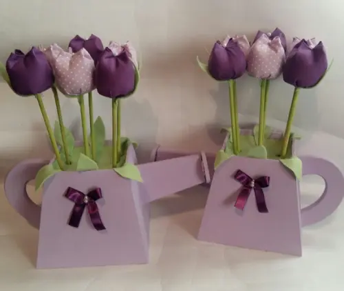 Centro de Mesa Regador com Tulipas