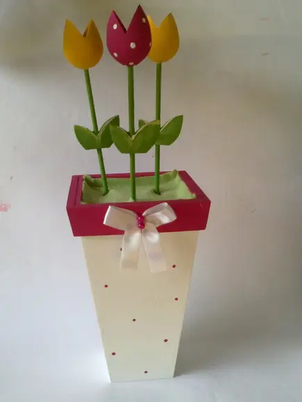 Vaso em mdf com Tulipas de mdf - Esgotado