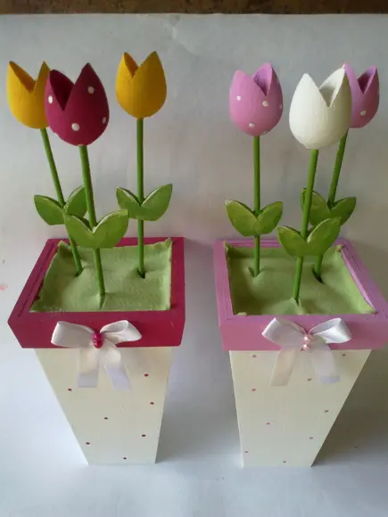 Vaso em mdf com Tulipas de mdf - Esgotado