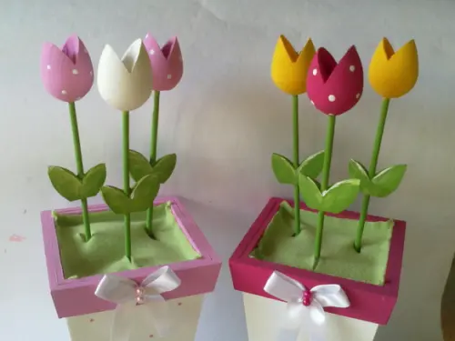 Vaso em mdf com Tulipas de mdf - Esgotado