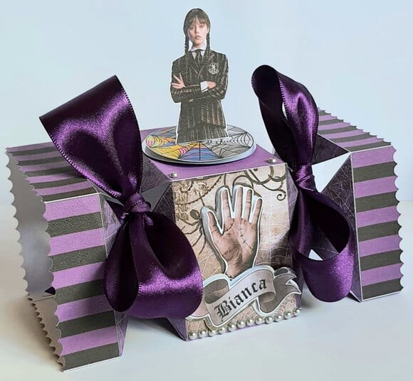 Kit 50 Lembrancinhas de Festa Wandinha