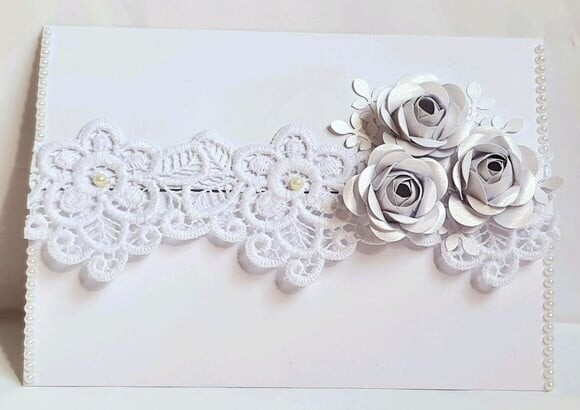 Cartão Branco com Flores e Guipure
