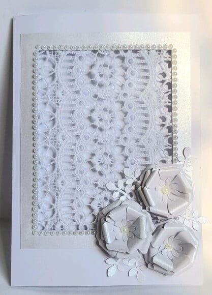 Cartão branco com flores e guipir