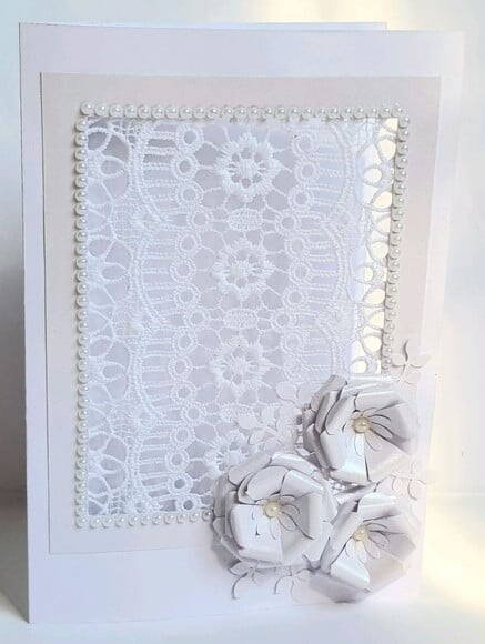 Cartão branco com flores e guipir