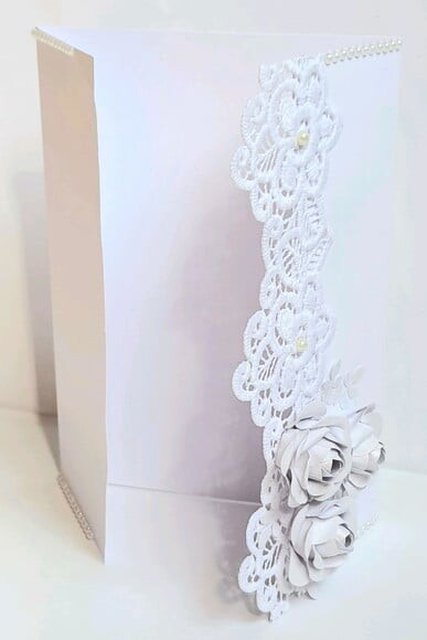 Cartão Branco com Flores e Guipure