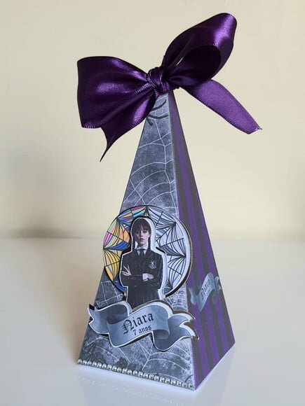 Caixinha Cone/pirâmide Wandinha
