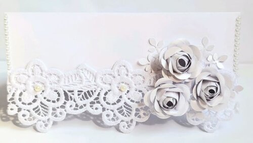 Cartão Branco com Flores e Guipure