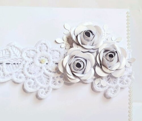 Cartão Branco com Flores e Guipure