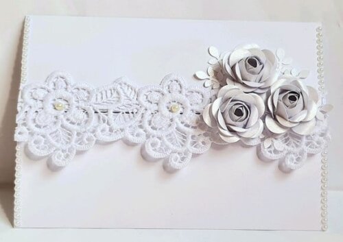 Cartão Branco com Flores e Guipure