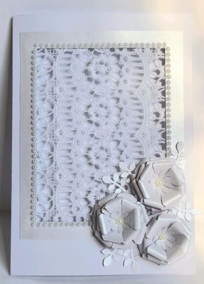 Cartão branco com flores e guipir