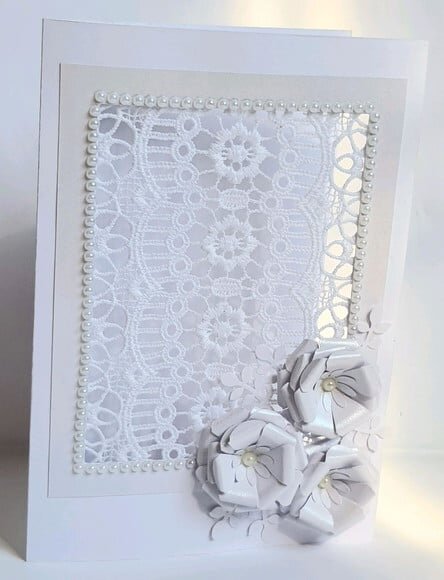 Cartão branco com flores e guipir