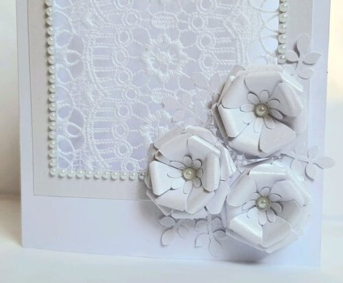 Cartão branco com flores e guipir