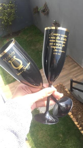 Taça de Champanhe Personalizada com Borda Metalizada