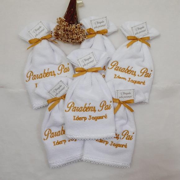 15 Lembranças Dia dos Pais Toalha Bordada Branco e Dourado