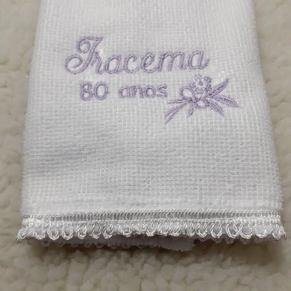 15 Lembrancinha de Aniversário 80 Anos Toalha Bordada