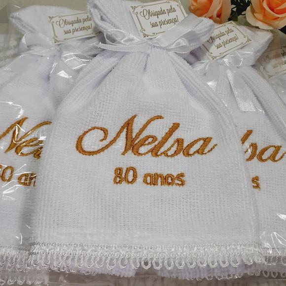 45 Lembrancinha Aniversário 80 Anos Toalha Bordada Dourada