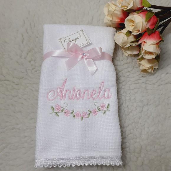 50 Lembrancinha de Nascimento Toalha Bordada Flores Menina